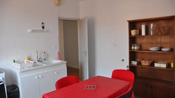 Standard Apartment | Private kitchen | Full-size fridge, microwave, oven, stovetop