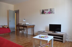 スタンダード アパートメント | リビング エリア | 薄型テレビ