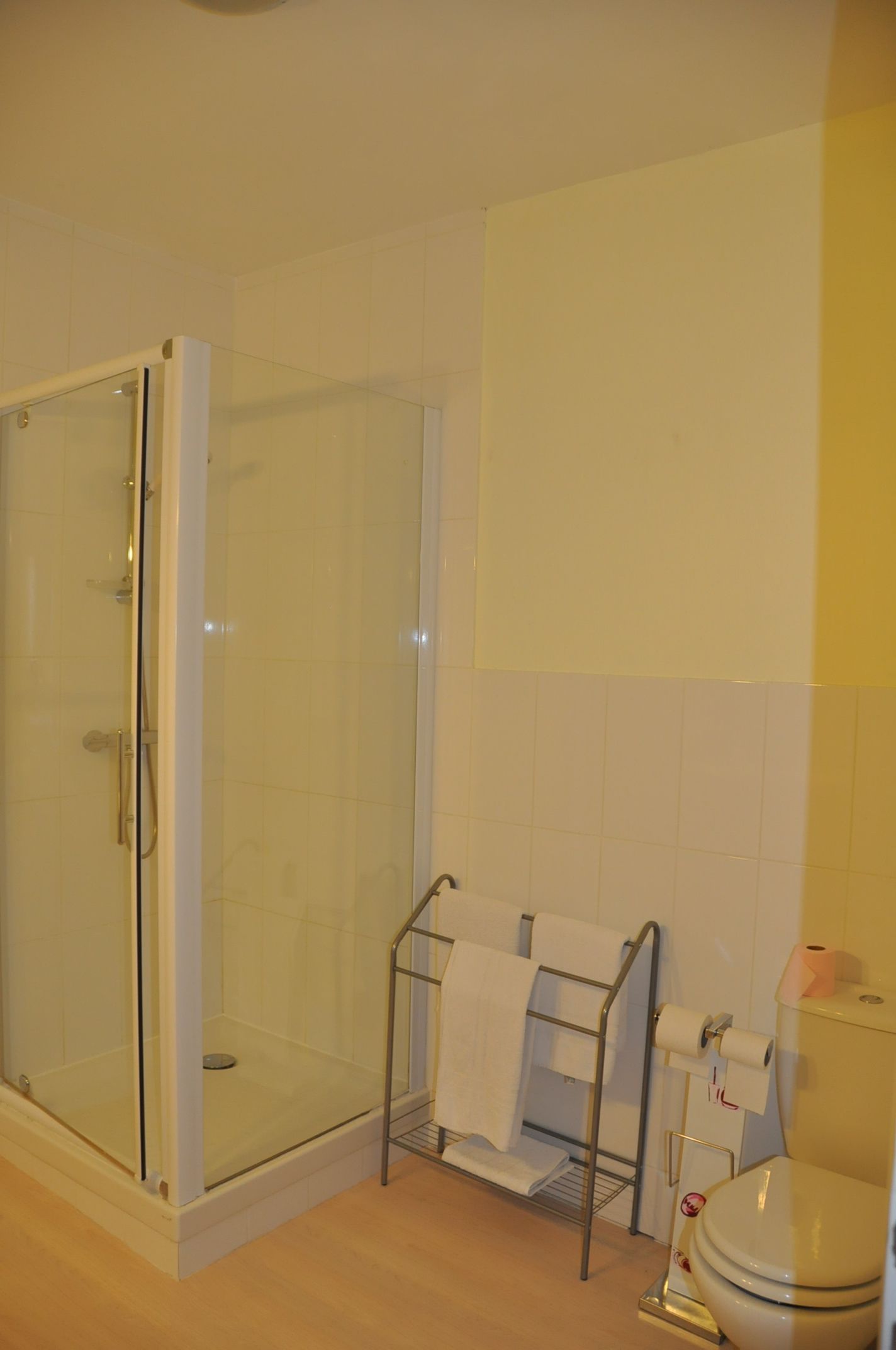 Standaard appartement | Badkamer | Een douche, gratis toiletartikelen, een haardroger, handdoeken