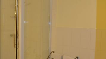 Apartemen Standar | Kamar mandi | Shower, perlengkapan mandi gratis, pengering rambut, dan handuk