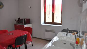 Standard Apartment | Private kitchen | Full-size fridge, microwave, oven, stovetop