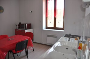 Appartement Standard | Cuisine privée | Grand réfrigérateur, micro-ondes, four, plaque de cuisson