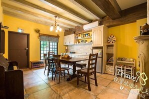Shared fridge, oven, stovetop, coffee/tea maker - The Little Castle (Tainan)