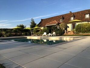 Een buitenzwembad en een verwarmd zwembad