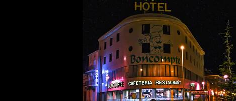 Fassade der Unterkunft – Abend/Nacht