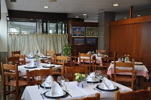 2 restaurantes; se sirve cocina regional 