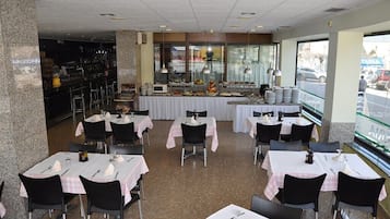 2 間餐廳;地區菜