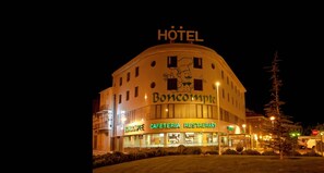 Boendets fasad - kväll/natt