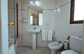 Habitación cuádruple | Baño | Toallas