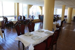 2 restaurants, breakfast, lunch served; local and international cuisine 