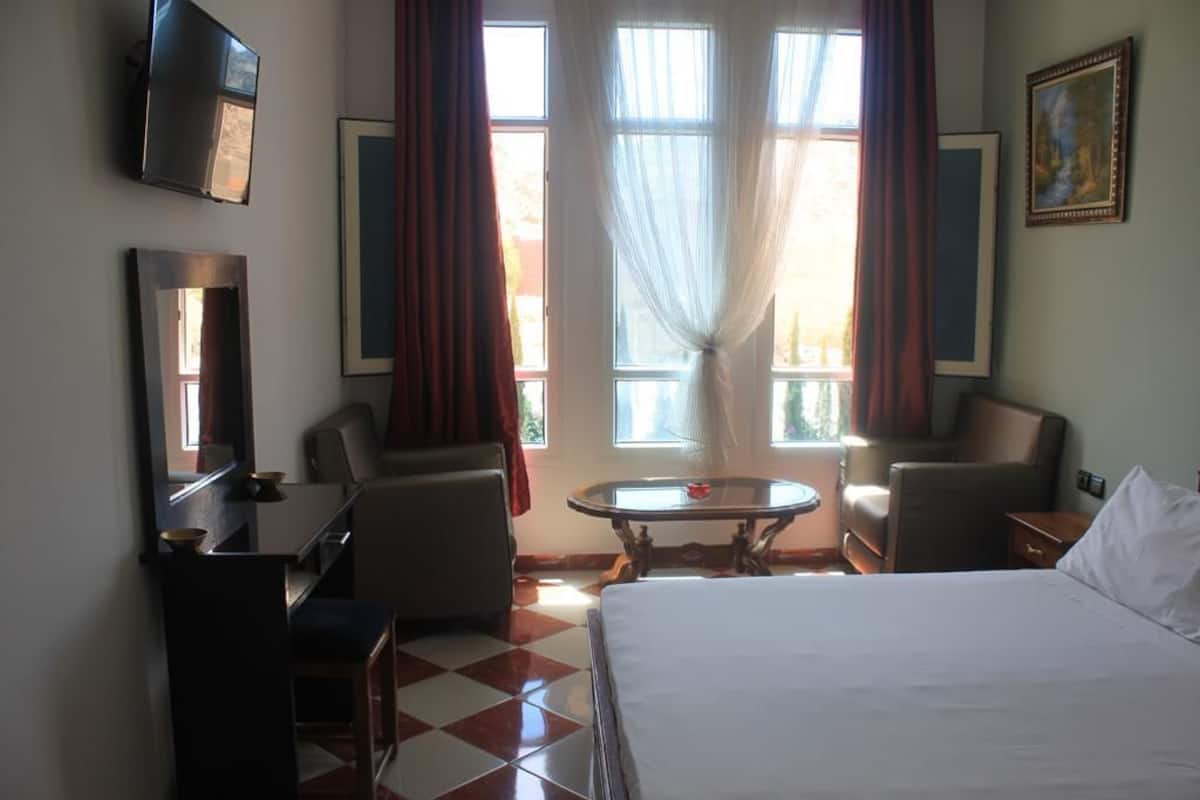 Chambre Simple | Chambres insonorisées, Wi-Fi gratuit, draps fournis