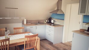 Panoramic-Apartment, Seeblick, Strandnähe | Wohnbereich | Smart-TV, Netflix, Streaming-Dienste