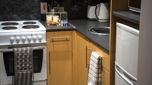 Fridge, microwave, oven, stovetop - Inverness Studio Apartments (Inverness)