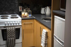 Fridge, microwave, oven, stovetop - Inverness Studio Apartments (Inverness)