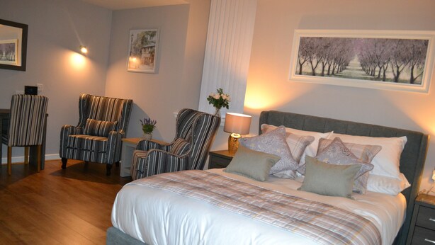 Classic Double Room | Premium bedding, in-room safe, desk, iron/ironing board - Inverness Studio Apartments (Inverness)