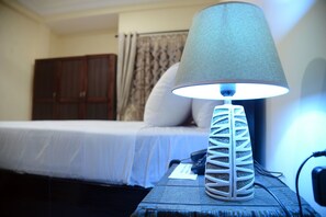 Bureau, espace de travail pour ordinateur portable, Wi-Fi gratuit