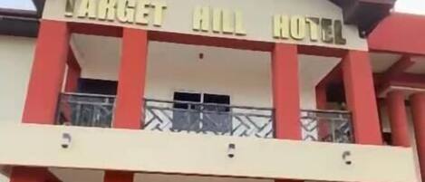 Vista frontal de la propiedad