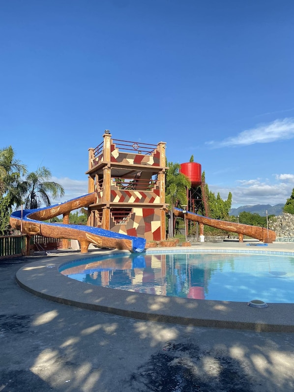 2 outdoor pools
