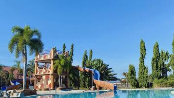 2 outdoor pools