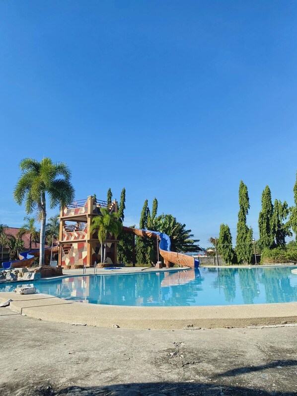 2 piscinas al aire libre