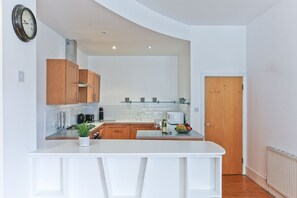 Apartment, 2 Bedrooms | Private kitchen | Full-sized fridge, microwave, oven, coffee/tea maker - Platinum Apartments Next to Moorgate (London)