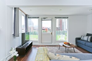 Deluxe Apartment, 2 Bedrooms | Living area | Flat-screen TV - Platinum Apartments Next to Moorgate (London)