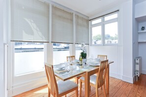 Apartment, 2 Bedrooms | In-room dining - Platinum Apartments Next to Moorgate (London)