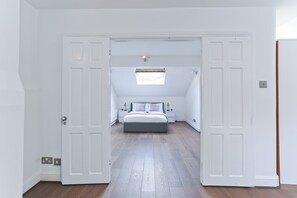 Apartment, 2 Bedrooms | 2 bedrooms, individually decorated, individually furnished, desk - Platinum Apartment in St. John's Wood (London)