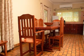Chalet | Private kitchen - Inkindaba Guest House (Victoria Falls)