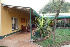 Terrace/patio - Inkindaba Guest House (Victoria Falls)