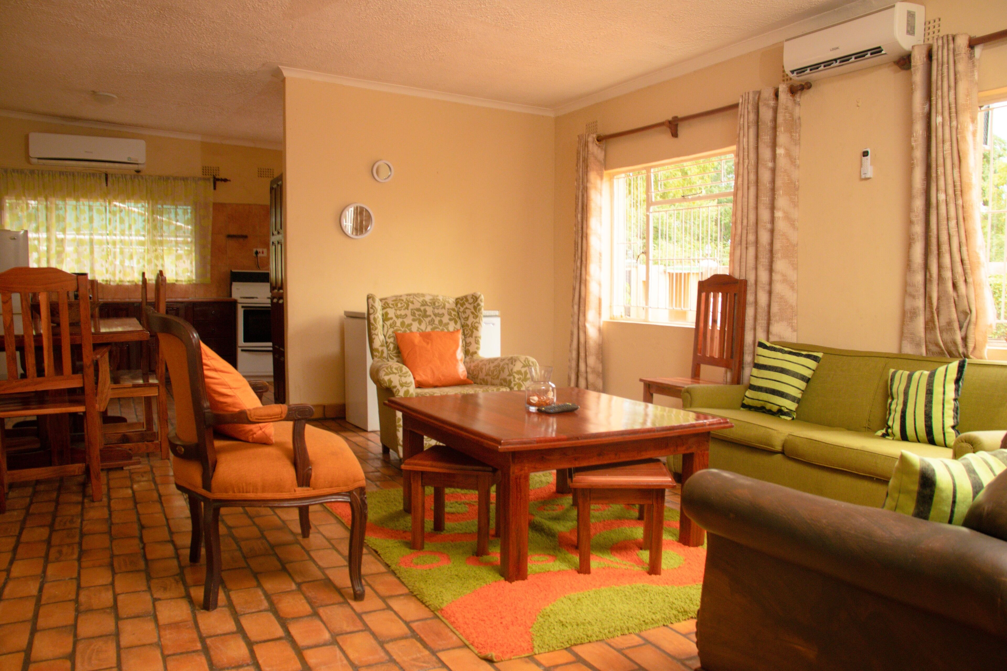 Chalet | Coin séjour | Télévision LED de 32 pouces avec chaînes par satellite, télévision