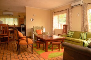 Chalé | Área de estar | TV LED 32 polegadas com canais via satélite, TV