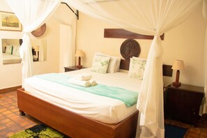 Individually decorated, individually furnished, desk, laptop workspace - Inkindaba Guest House (Victoria Falls)