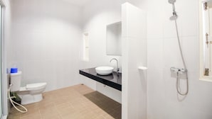 A bathroom with a toilet, sink, mirror, and shower. - OYO 330 Venus Resort Pranburi (Pranburi)