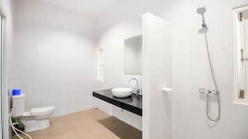 Phòng đôi Deluxe | Phòng tắm | Buồng tắm vòi sen, đồ dùng nhà tắm miễn phí, khăn tắm