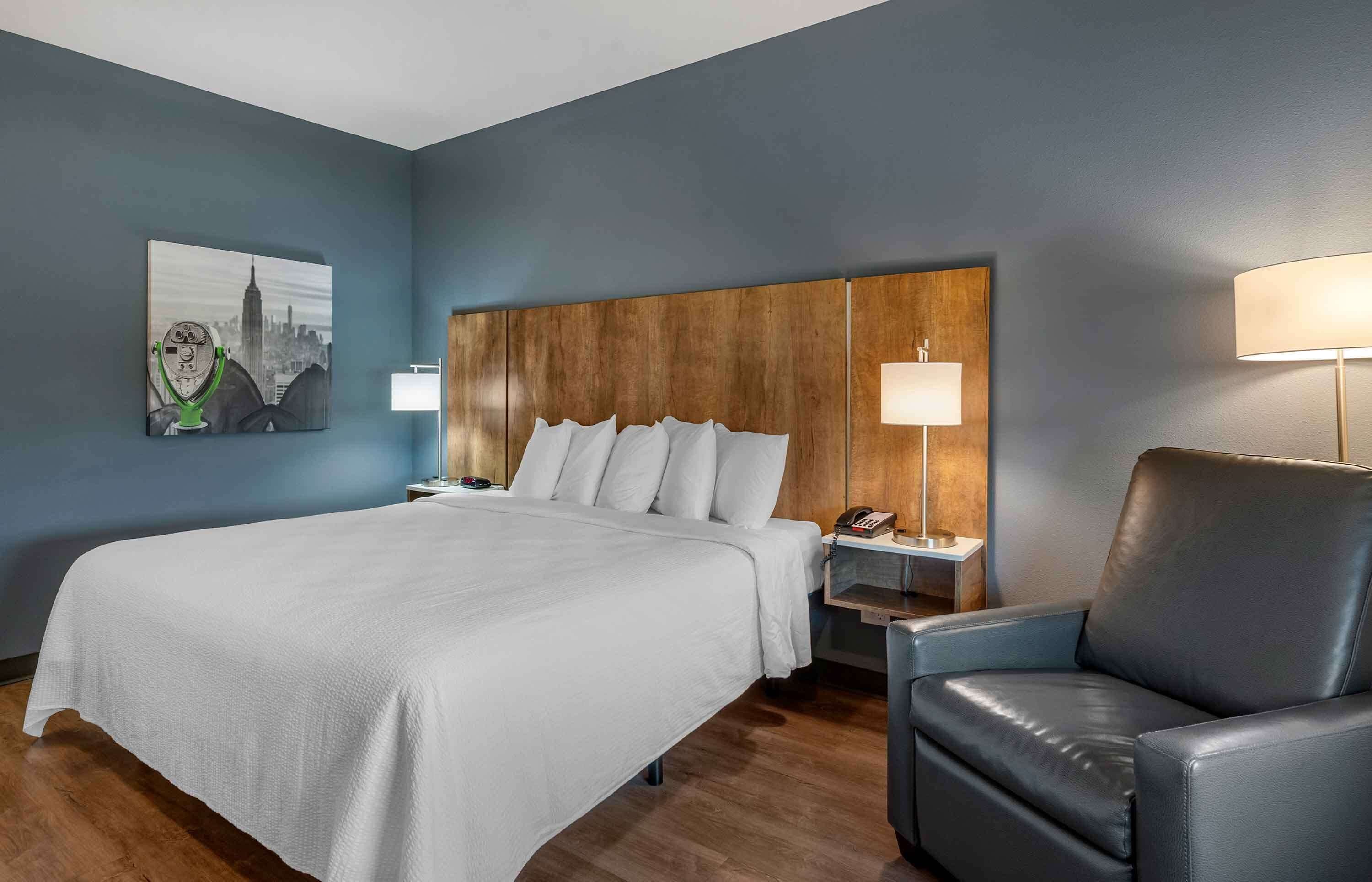 Standard Studio, 1 King Bed, Non Smoking, Refrigerator (Microwave) | Premium bedding, desk, laptop workspace, iron/ironing board