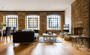 Apartment, 2 Bedrooms | Living room | Flat-screen TV - Platinum Apartment next to Liverpool St. (London)