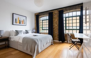 อพาร์ทเมนท์, 2 ห้องนอน | 2 ห้องนอน, ห้องพักตกแต่งอย่างมีเอกลักษณ์, ตก�แต่งพิเศษโดยเฉพาะ, โต๊ะทำงาน