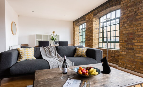 อพาร์ทเมนท์, 2 ห้องนอน | ห้องนั่งเล่น | ทีวีจอแบน