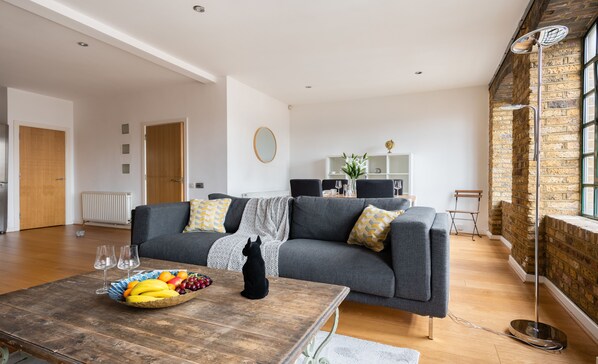 Apartment, 2 Bedrooms | Living room | Flat-screen TV - Platinum Apartment next to Liverpool St. (London)