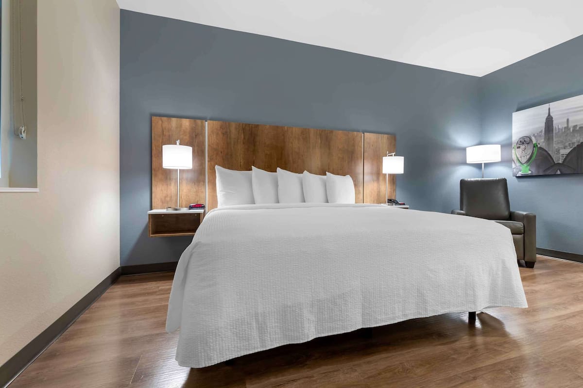 Standard Studio, 1 King Bed, Non Smoking, Refrigerator (Microwave) | Premium bedding, desk, iron/ironing board, bed sheets