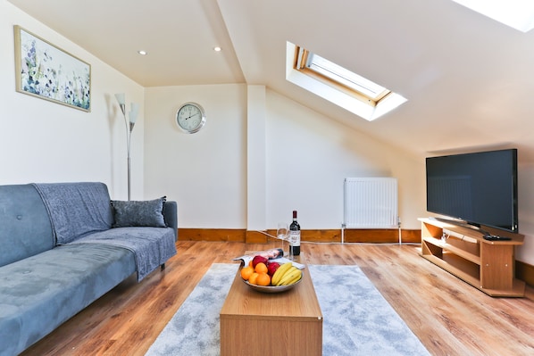 Apartment, 3 Bedrooms | Living room