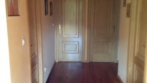 A hallway with wooden flooring and double doors. - Casa Polín (Vega de Valcarce)