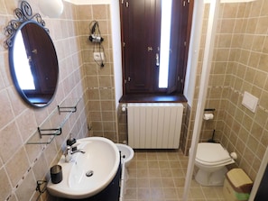 Double Room | Bathroom | Shower, free toiletries, hair dryer, bidet