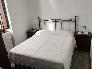 Double Room | Cribs/infant beds, free WiFi, bed sheets
