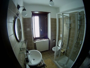 Double Room | Bathroom | Shower, free toiletries, hair dryer, bidet