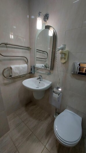 Combined shower/tub, hair dryer, slippers, towels