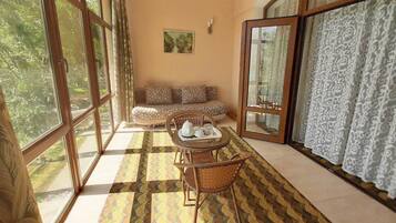 Suite, balcon | Coin séjour | Télévision à écran plasma de 48 pouces avec chaînes par satellite