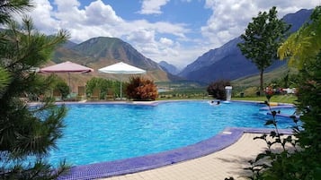 Piscina interna, piscina externa sazonal, guarda-sóis, espreguiçadeiras