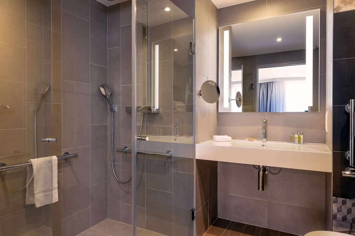 Room, 1 Katil Raja (King), Accessible | Bilik Mandi | Pancuran mandi, hulu semburan mandi hujan